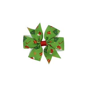 Details einer Weihnachts-Haarschleife mit festlichen Motiven auf grünem Band