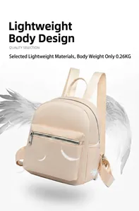 Mini zaino beige leggero da 0,26 kg con tasca frontale e concetto di leggerezza