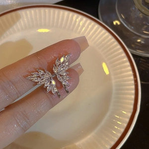 Détail de la boucle d'oreille papillon argentée avec cristaux de zircone scintillants