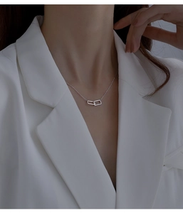 Elegante collana in argento sterling con pendenti rettangolari indossata dalla modella