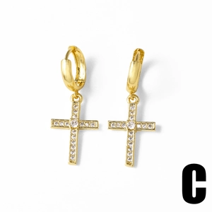 Λεπτομέρεια από κρίκους σκουλαρίκια 18k χρυσά με σταυρούς και λευκά ζιργκόν κρύσταλλα