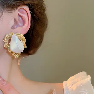 Boucles d'oreilles baroques triangle perle avec cadre en métal martelé doré