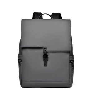 Détail de la face d'un sac à dos gris imperméable au style minimaliste avec boucle et fermeture
