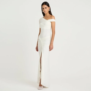 Détail de la robe de soirée blanche à une épaule avec corsage plissé et fente latérale