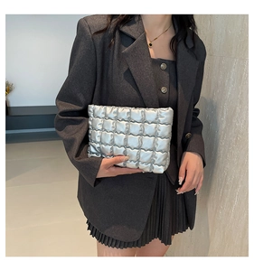 Dettaglio di una pochette a busta trapuntata argento con finitura metallizzata