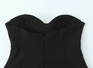 Dettaglio dello scollo a cuore e della cerniera invisibile sul retro del vestito