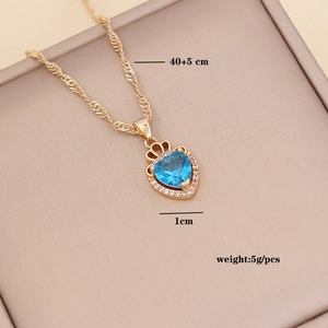 Detailed view of heart pendant necklace with dimensions 40+5 cm and 5g weight data