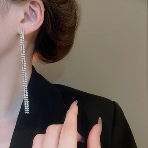 Nahaufnahme der zweireihigen Strass-Fransenohrringe an einem Modell mit elegantem Glanz