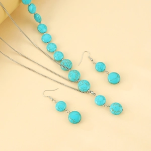 Details des Retro-Türkis-Schmucksets mit Perlenkette und Herz-Ohrhängern im Boho-Stil