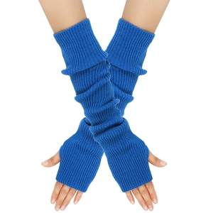 Detail der Strickstruktur hellblauer langer fingerloser Armstulpen mit Rippmuster