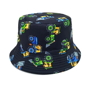 Détail chapeau bob enfant noir avec motifs de bulldozers et tracteurs en dessin animé