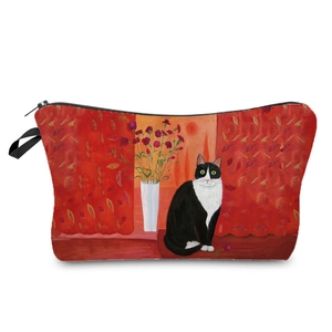 Dettaglio della simpatica stampa con gatto e fiori sulla borsa cosmetica in tela