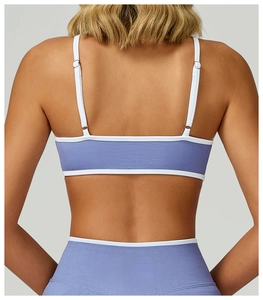 Detail eines nahtlosen Sport-BHs mit verstellbaren Trägern und lilafarbenem Rippstoff