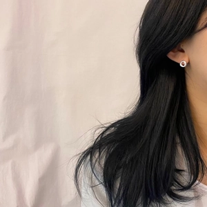 Minimalist S925 sterling silver hoop earrings worn on model for daily fashion style