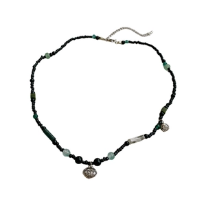 Collier ras de cou style chinois avec perles noires et vertes et pendentif serrure argent