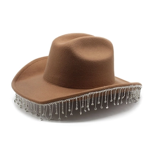 Dettaglio del cappello da cowboy kaki con frange di strass argentati brillanti
