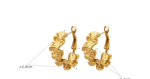 Détail de boucles d'oreilles créoles plissées dorées avec mesure du diamètre de 2,8 cm