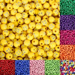 Gedetailleerde weergave van kleurrijke kleikraal-steentjes en kleine kralen voor DIY-sieraden
