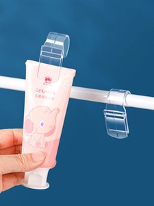 Gros plan du crochet à clip polyvalent transparent sur une tige pour le rangement de salle de bain