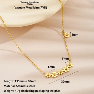 Détail d'un collier de marguerites dorées en acier inoxydable plaqué PVD durable