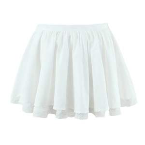 Détail d'une mini jupe tutu blanche avec bordure en dentelle délicate sur l'ourlet