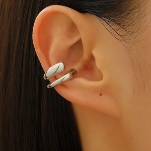 Primer plano de un earcuff minimalista plateado de doble capa en el cartílago