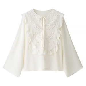 Elegant off-white lace拼接 blouse with floral embroidery and bohemian flared sleeves