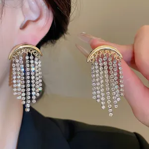 Élégantes boucles d'oreilles lune dorées à pompons avec strass brillants style palais français