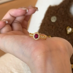 18k vergoldeter Ring mit ovalem rotem Rubin, Zirkonia und offenem Vintage-Design