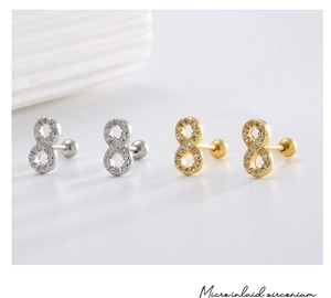 Makro-Detail von Unendlichkeitsohrringen in Gold und Silber mit Mikro-Zirkon-Inlay