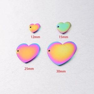 Maatvergelijking van vier regenboog hart hangers in 12 mm, 15 mm, 25 mm en 30 mm schalen