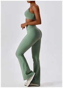 Ensemble de yoga vert sauge avec haut à bretelles croisées et pantalon évasé côtelé