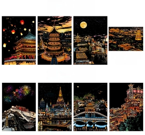 Détail macro de cartes à gratter vue nocturne de la ville avec monuments et feux d'artifice
