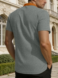 Détail de chemise en maille grise pour hommes avec col orange contrasté en décor extérieur