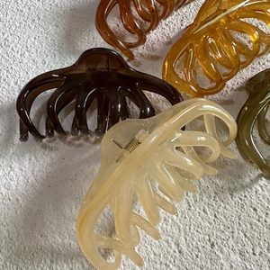 Set of four 13cm octopus hair claws in amber, beige, brown and green acrylic finish