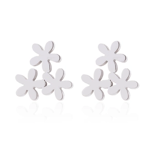 Eleganti orecchini a lobo in argento con tre fiori e una finitura lucida e minimalista