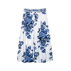 Jupe midi élégante en satin à imprimé floral bleu et blanc avec coupe trapèze taille haute