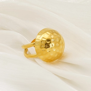 Anello in acciaio inossidabile dorato con design a cupola martellata su tessuto