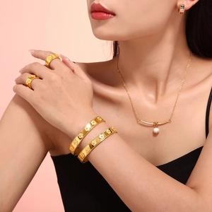 Set gioielli con fiori in rilievo francese, bracciale placcato oro 18k, collana e anello