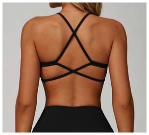 Dettaglio delle spalline incrociate su un reggiseno sportivo nero ad alto impatto