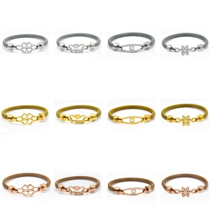 Bracciale a maglia oro, argento e oro rosa con ciondoli a trifoglio e cuore