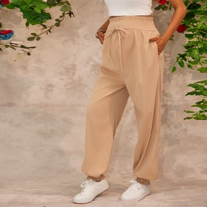 Détail du pantalon de jogging kaki à taille haute avec cordon élastique et chevilles