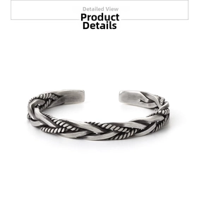 Detailaufnahme des silbernen geflochtenen Armbands mit Vintage-Metallgewebe und offener Form