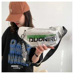 Détail du sac bandoulière transparent en PVC avec lettrage noir et sangle ajustable