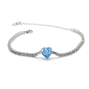 Macro détaillée du charm coeur S925 et du bracelet en zircon bleu avec oxydes blancs