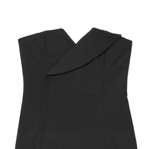 Haut tube noir moulant pour femme avec col asymétrique rabattu sur fond blanc pur