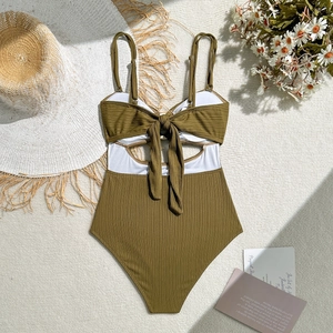 Vue détaillée du maillot de bain vert olive côtelé avec découpes et nœuds latéraux