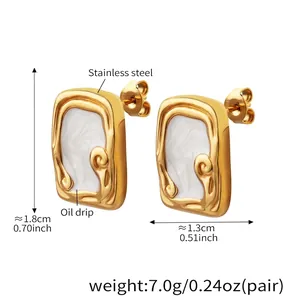 Detailansicht quadratischer goldener Edelstahl-Ohrstecker mit weißer Emaille-Füllung