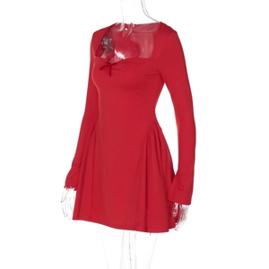 Détail de la robe moulante rouge avec décolleté en cœur et petit nœud de décoration