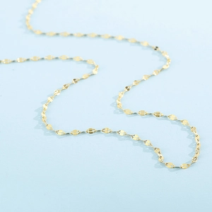 Macro-opname van een minimalistische gouden roestvrijstalen schakelketting met textuur